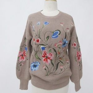 [KATEC.] Lovely sweater with embroidered flowers
